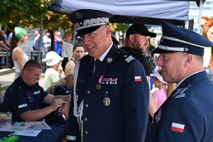 Policjanci i zaproszeni goście podczas uroczystości Święta Policji w Rzeszowie.