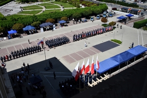 Policjanci i zaproszeni goście podczas uroczystości Święta Policji w Rzeszowie.