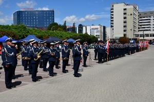 Policjanci i zaproszeni goście podczas uroczystości Święta Policji w Rzeszowie.