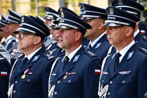 Policjanci i zaproszeni goście podczas uroczystości Święta Policji w Rzeszowie.