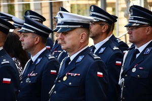 Policjanci i zaproszeni goście podczas uroczystości Święta Policji w Rzeszowie.
