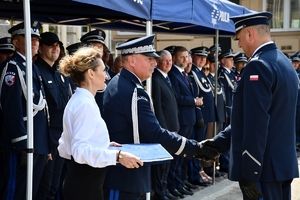 Policjanci i zaproszeni goście podczas uroczystości Święta Policji w Rzeszowie.