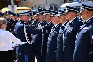 Policjanci i zaproszeni goście podczas uroczystości Święta Policji w Rzeszowie.