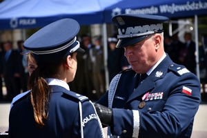 Policjanci i zaproszeni goście podczas uroczystości Święta Policji w Rzeszowie.