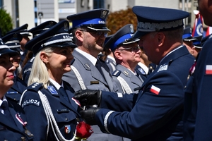 Policjanci i zaproszeni goście podczas uroczystości Święta Policji w Rzeszowie.