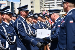 Policjanci i zaproszeni goście podczas uroczystości Święta Policji w Rzeszowie.