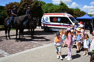 Policjanci i zaproszeni goście podczas uroczystości Święta Policji w Rzeszowie.