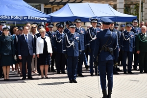 Policjanci i zaproszeni goście podczas uroczystości Święta Policji w Rzeszowie.