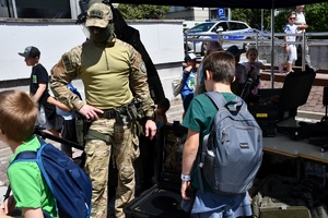 Policjanci i zaproszeni goście podczas uroczystości Święta Policji w Rzeszowie.