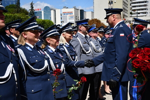 Policjanci i zaproszeni goście podczas uroczystej Mszy Świętej z okazji Święta Policji.
