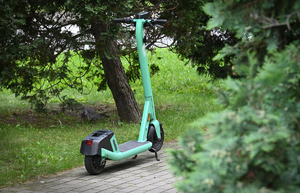 hjulajnoga zaparkowana na chodniku