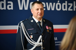 Powitanie Komendanta Wojewódzkiego Policji w Rzeszowie - nadinspektora Andrzeja Patrzałka w auli KWP Rzeszów.