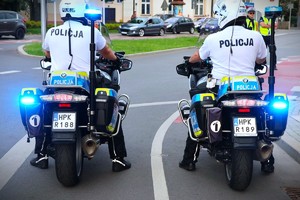 Policjanci dbający o bezpieczeństwo podczas wakacji