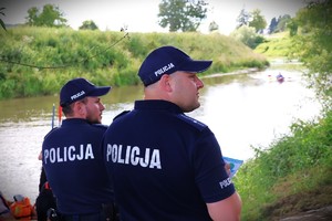 Policjanci dbający o bezpieczeństwo podczas wakacji