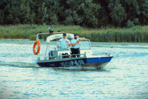 Policjanci dbający o bezpieczeństwo podczas wakacji
