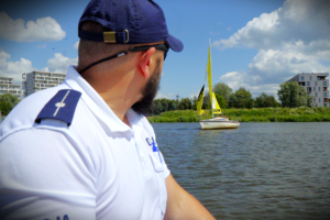 Policjanci dbający o bezpieczeństwo podczas wakacji