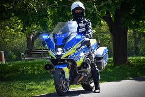 Policjanci podaczas pracy na drodze, radiowóz oraz policjanci na łodzi.