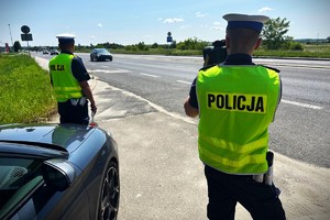 Policjanci podaczas pracy na drodze, radiowóz oraz policjanci na łodzi.