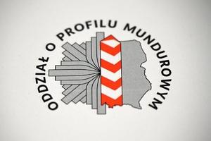 Uczestnicy uroczystości podpisania porozumienia ze szkołami średnimi - przedstawiciele Policji, Straży Granicznej, szkół i starostw powiatowych.