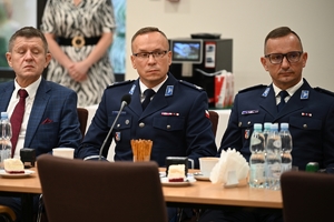 Uczestnicy uroczystości podpisania porozumienia ze szkołami średnimi - przedstawiciele Policji, Straży Granicznej, szkół i starostw powiatowych.