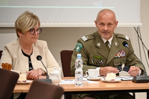 Uczestnicy uroczystości podpisania porozumienia ze szkołami średnimi - przedstawiciele Policji, Straży Granicznej, szkół i starostw powiatowych.