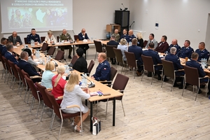 Uczestnicy uroczystości podpisania porozumienia ze szkołami średnimi - przedstawiciele Policji, Straży Granicznej, szkół i starostw powiatowych.