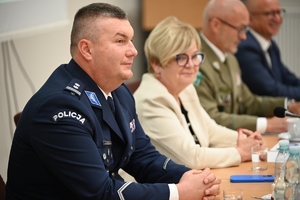 Uczestnicy uroczystości podpisania porozumienia ze szkołami średnimi - przedstawiciele Policji, Straży Granicznej, szkół i starostw powiatowych.