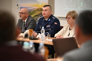 Uczestnicy uroczystości podpisania porozumienia ze szkołami średnimi - przedstawiciele Policji, Straży Granicznej, szkół i starostw powiatowych.