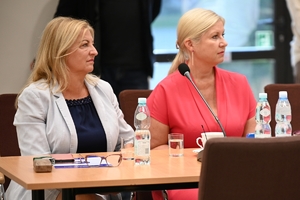 Uczestnicy uroczystości podpisania porozumienia ze szkołami średnimi - przedstawiciele Policji, Straży Granicznej, szkół i starostw powiatowych.