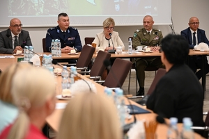Uczestnicy uroczystości podpisania porozumienia ze szkołami średnimi - przedstawiciele Policji, Straży Granicznej, szkół i starostw powiatowych.
