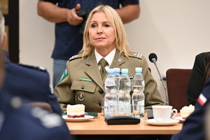 Uczestnicy uroczystości podpisania porozumienia ze szkołami średnimi - przedstawiciele Policji, Straży Granicznej, szkół i starostw powiatowych.