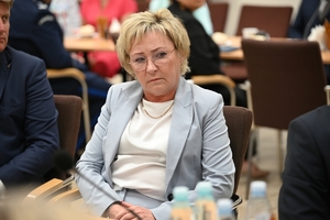 Uczestnicy uroczystości podpisania porozumienia ze szkołami średnimi - przedstawiciele Policji, Straży Granicznej, szkół i starostw powiatowych.