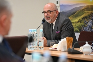 Uczestnicy uroczystości podpisania porozumienia ze szkołami średnimi - przedstawiciele Policji, Straży Granicznej, szkół i starostw powiatowych.