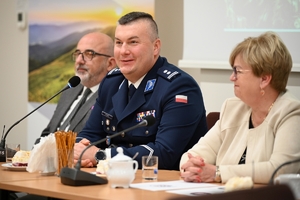 Uczestnicy uroczystości podpisania porozumienia ze szkołami średnimi - przedstawiciele Policji, Straży Granicznej, szkół i starostw powiatowych.