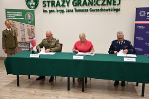 Uczestnicy uroczystości podpisania porozumienia ze szkołami średnimi - przedstawiciele Policji, Straży Granicznej, szkół i starostw powiatowych.