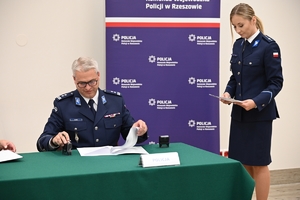 Uczestnicy uroczystości podpisania porozumienia ze szkołami średnimi - przedstawiciele Policji, Straży Granicznej, szkół i starostw powiatowych.