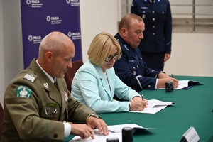 Uczestnicy uroczystości podpisania porozumienia ze szkołami średnimi - przedstawiciele Policji, Straży Granicznej, szkół i starostw powiatowych.