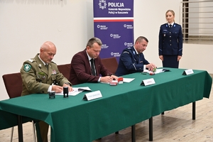 Uczestnicy uroczystości podpisania porozumienia ze szkołami średnimi - przedstawiciele Policji, Straży Granicznej, szkół i starostw powiatowych.