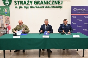 Uczestnicy uroczystości podpisania porozumienia ze szkołami średnimi - przedstawiciele Policji, Straży Granicznej, szkół i starostw powiatowych.