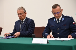Uczestnicy uroczystości podpisania porozumienia ze szkołami średnimi - przedstawiciele Policji, Straży Granicznej, szkół i starostw powiatowych.