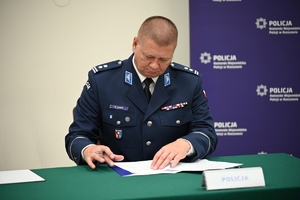 Uczestnicy uroczystości podpisania porozumienia ze szkołami średnimi - przedstawiciele Policji, Straży Granicznej, szkół i starostw powiatowych.