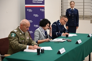 Uczestnicy uroczystości podpisania porozumienia ze szkołami średnimi - przedstawiciele Policji, Straży Granicznej, szkół i starostw powiatowych.