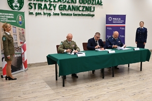 Uczestnicy uroczystości podpisania porozumienia ze szkołami średnimi - przedstawiciele Policji, Straży Granicznej, szkół i starostw powiatowych.