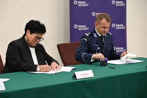 Uczestnicy uroczystości podpisania porozumienia ze szkołami średnimi - przedstawiciele Policji, Straży Granicznej, szkół i starostw powiatowych.