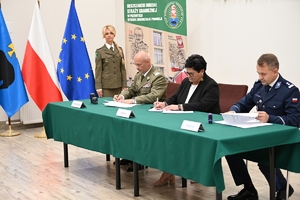Uczestnicy uroczystości podpisania porozumienia ze szkołami średnimi - przedstawiciele Policji, Straży Granicznej, szkół i starostw powiatowych.