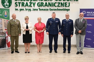 Uczestnicy uroczystości podpisania porozumienia ze szkołami średnimi - przedstawiciele Policji, Straży Granicznej, szkół i starostw powiatowych.