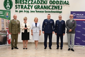 Uczestnicy uroczystości podpisania porozumienia ze szkołami średnimi - przedstawiciele Policji, Straży Granicznej, szkół i starostw powiatowych.