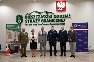 Uczestnicy uroczystości podpisania porozumienia ze szkołami średnimi - przedstawiciele Policji, Straży Granicznej, szkół i starostw powiatowych.