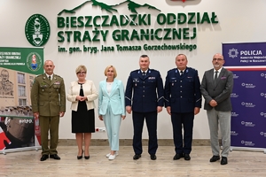 Uczestnicy uroczystości podpisania porozumienia ze szkołami średnimi - przedstawiciele Policji, Straży Granicznej, szkół i starostw powiatowych.