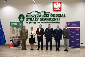 Uczestnicy uroczystości podpisania porozumienia ze szkołami średnimi - przedstawiciele Policji, Straży Granicznej, szkół i starostw powiatowych.